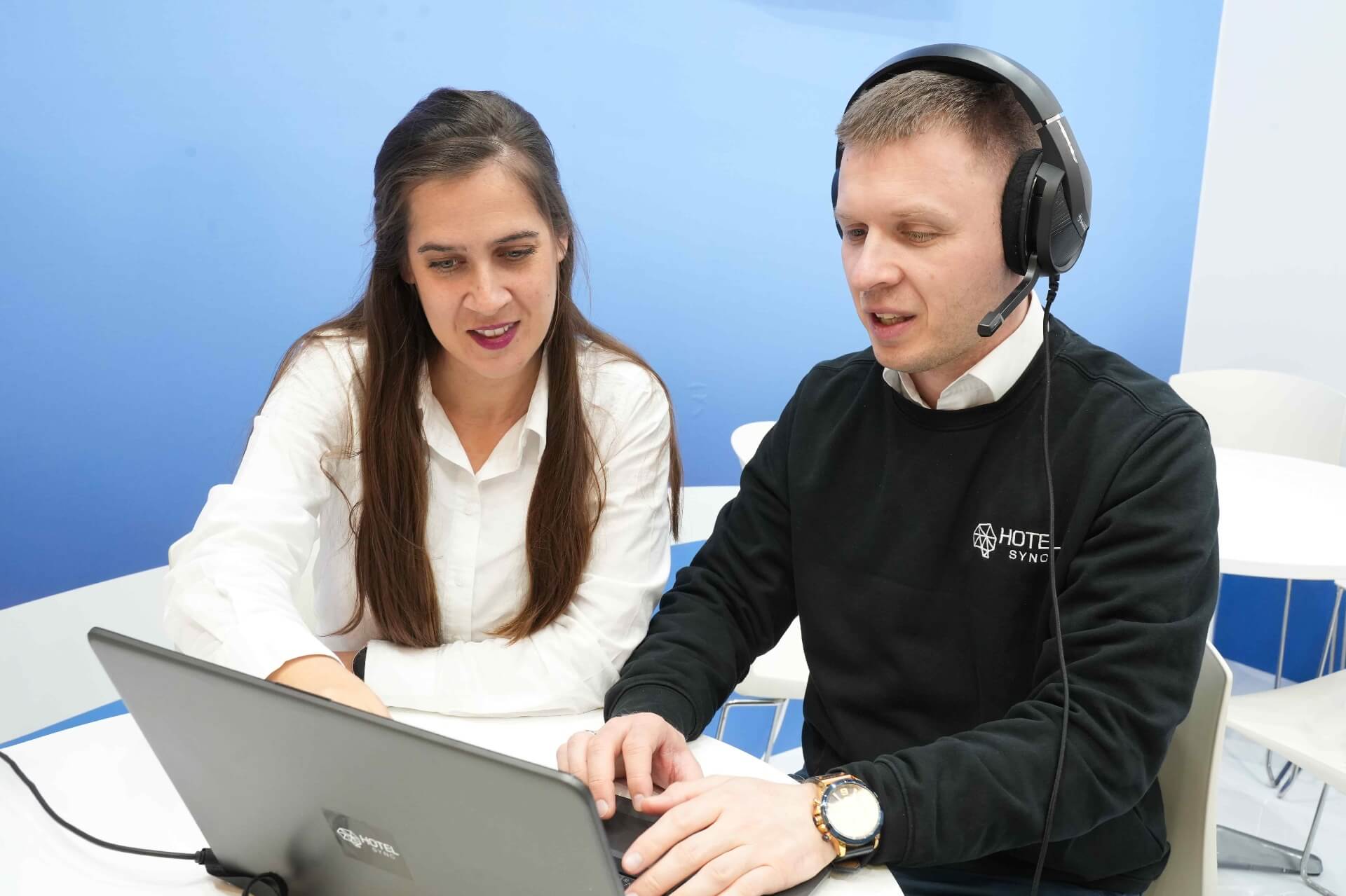 HotelSync tim podrške pomaže klijentu